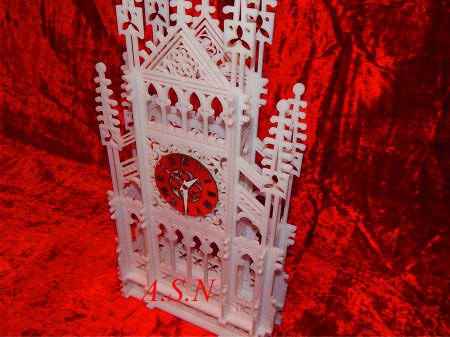 Готические часы из молочного оргстекла